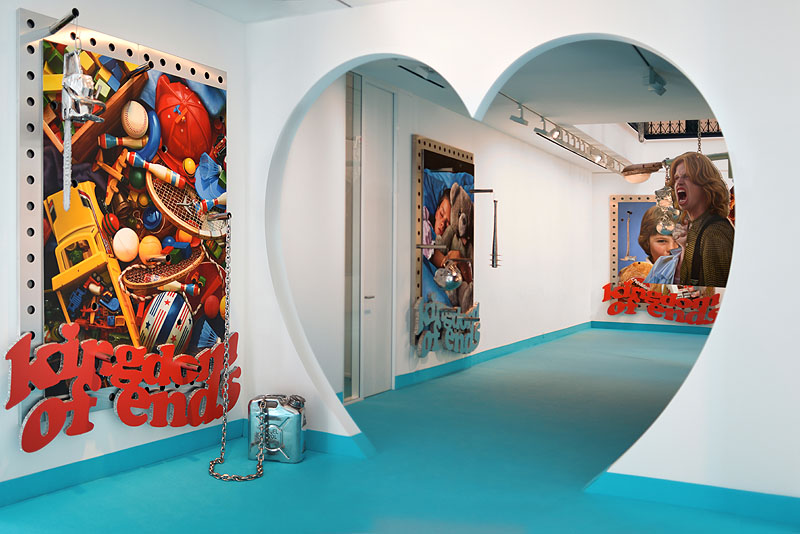 Robin Kid - instalación artística con collage en la pared con motivos infantiles