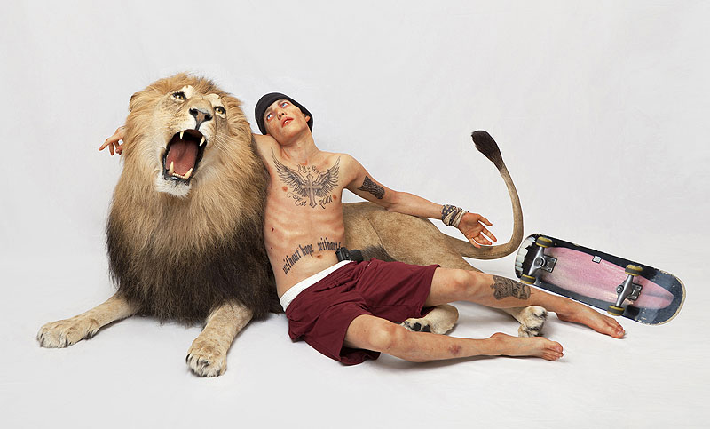 Robin Kid - escultura de chico con skate junto a un león