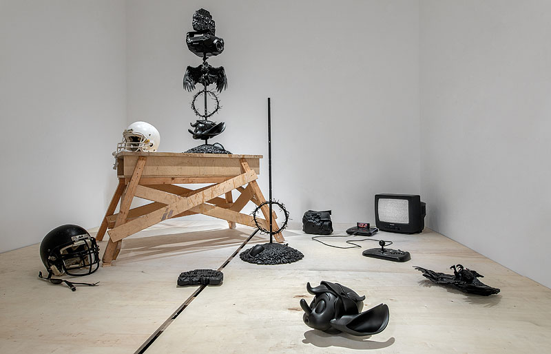 Robin Kid - instalación artística con un totem en color negro