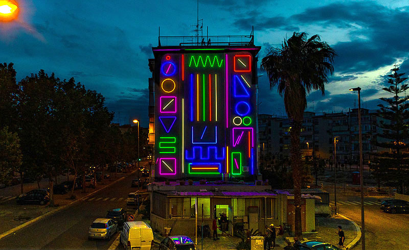 Spidertag - Interactive Neon Murals. imagen nocturna de mural en pared hecho con neones de colores