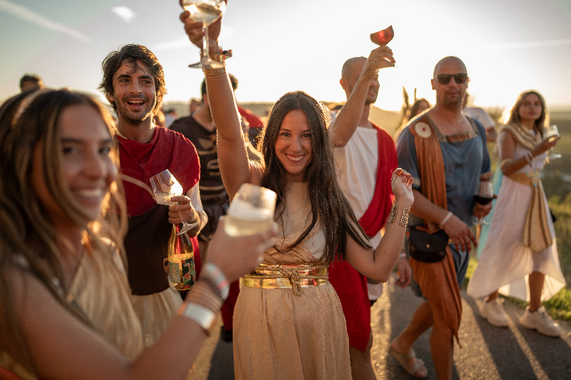 Vintae Wine Fest 2023: jóvenes divirtiéndose en el festival