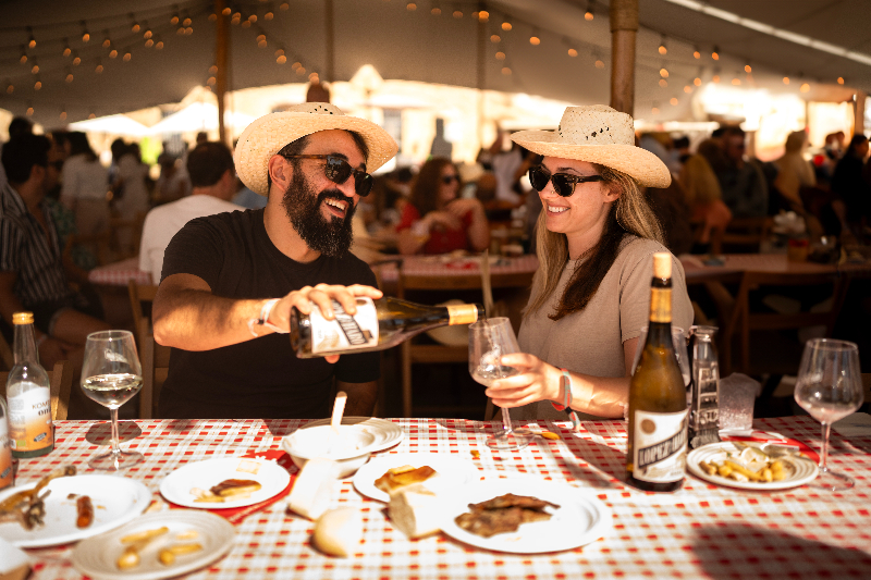 Vintae Wine Fest 2023: pareja comiendo y bebiendo