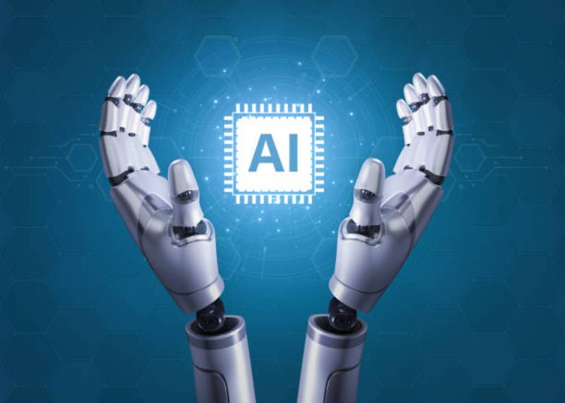 Chat GPT 4o: unas manos con el logo de la Inteligencia Artificial.