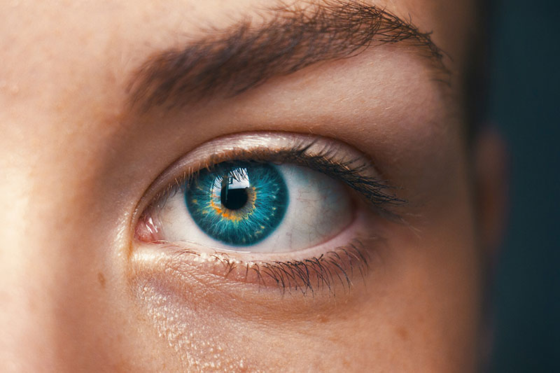 Chat GPT 4o: primer plano del ojo azul de una mujer