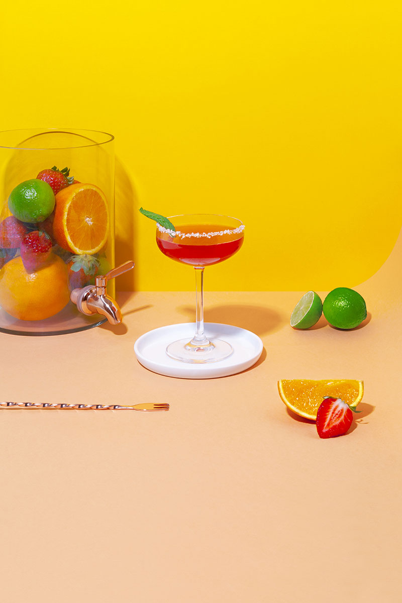Cómo hacer cócteles sencillos para el verano: una copa de Margarita y limones