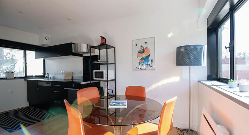 En venta la casa Rascacielos de Le Corbusier. la cocina comedor con mucha luminosidad