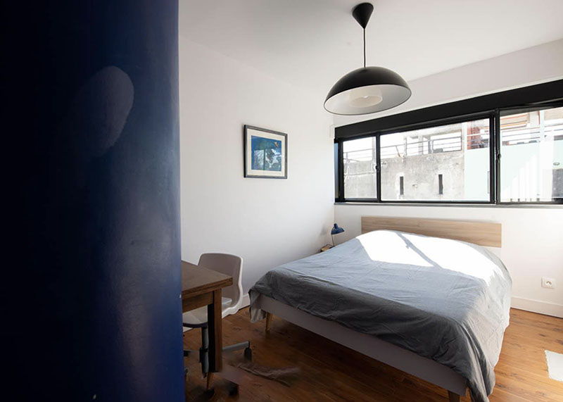 En venta la casa Rascacielos de Le Corbusier. Uno de los dormitorios con baño en suite junto con ventanas al jardín