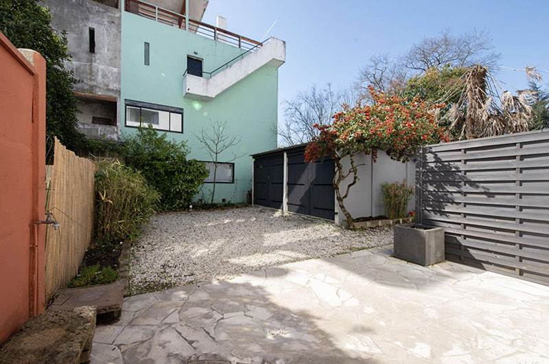 En venta la casa Rascacielos de Le Corbusier. el jardín con las dos plazas de garaje