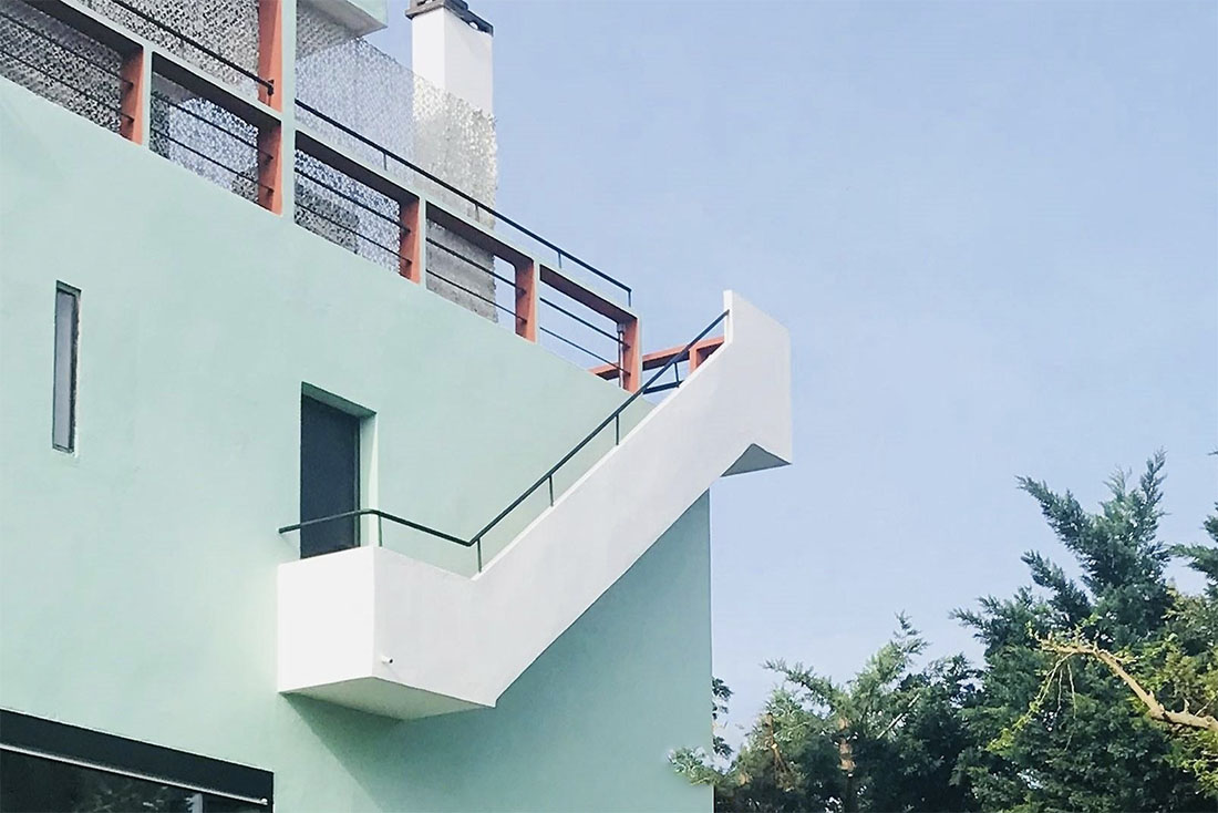 En venta la casa Rascacielos de Le Corbusier. Fachada pintada de azul claro con escaleras que suben a la azotea