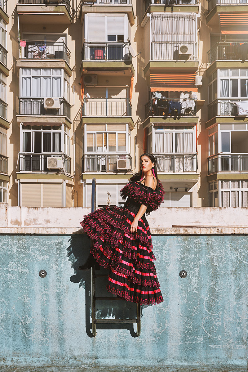 Costa del Sol campaña de publicidad: una chica vestida de flamenca sale de una piscina vacía