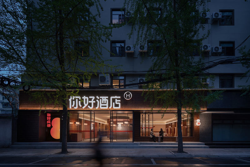 hotel Ni Hao Vermilion Zhou Design: fachada del hotel en una toma nocturna