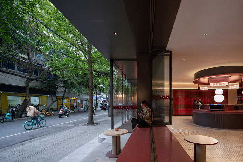 hotel Ni Hao Vermilion Zhou Design: fachada del hotel con ventanas correderas