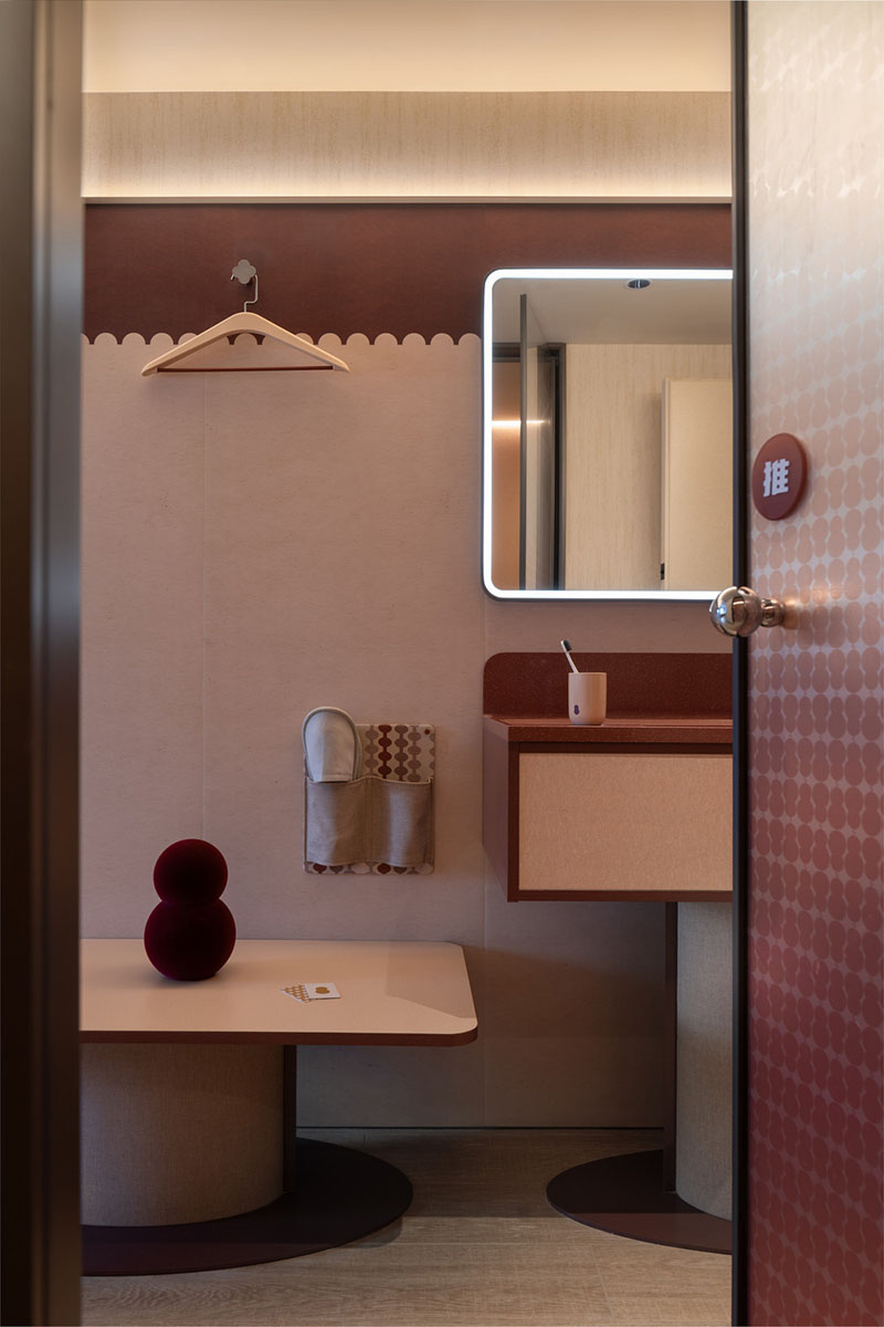 hotel Ni Hao Vermilion Zhou Design: el cuarto de baño con el color rojizo característico