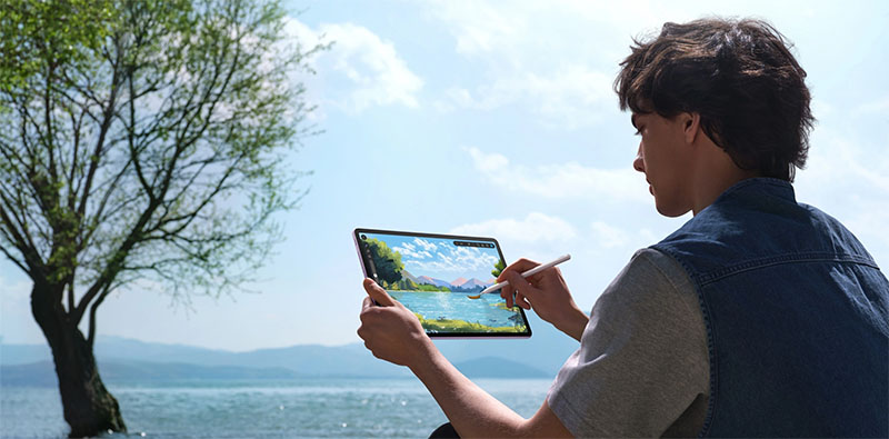 Huawei MatePad 11.5"S: un joven pinta un paisaje en la tablet