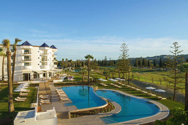 La Zambra un lujo silencioso: vista de las piscinas y campo de golf