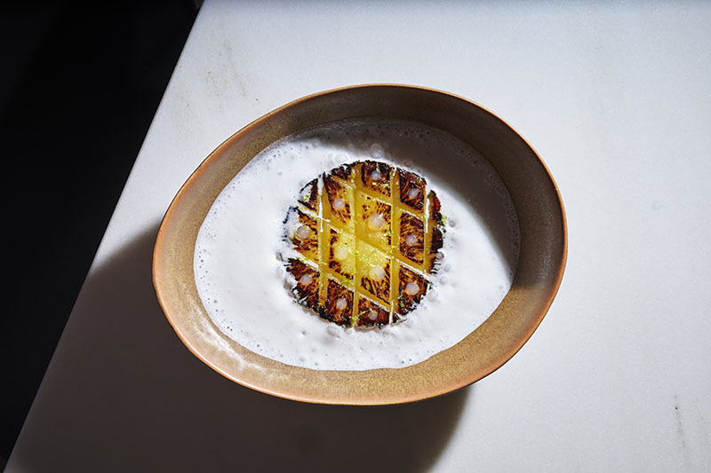 La Zambra un lujo silencioso: uno de los postres en el restaurante el Picado. Piña a la brasa y coco