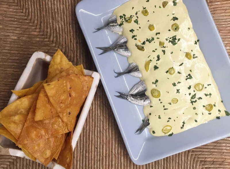 Mejores restaurantes casual San Sebastián según OAD en 2024: boquerones con nachos de Topa Sukalderia