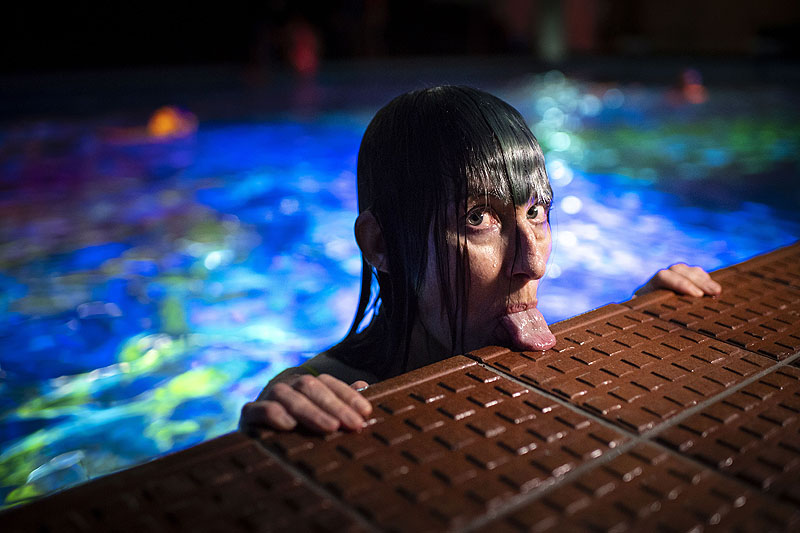 musac - retrato de la arista Pipilotti Rist, en una piscina sacando la lengua