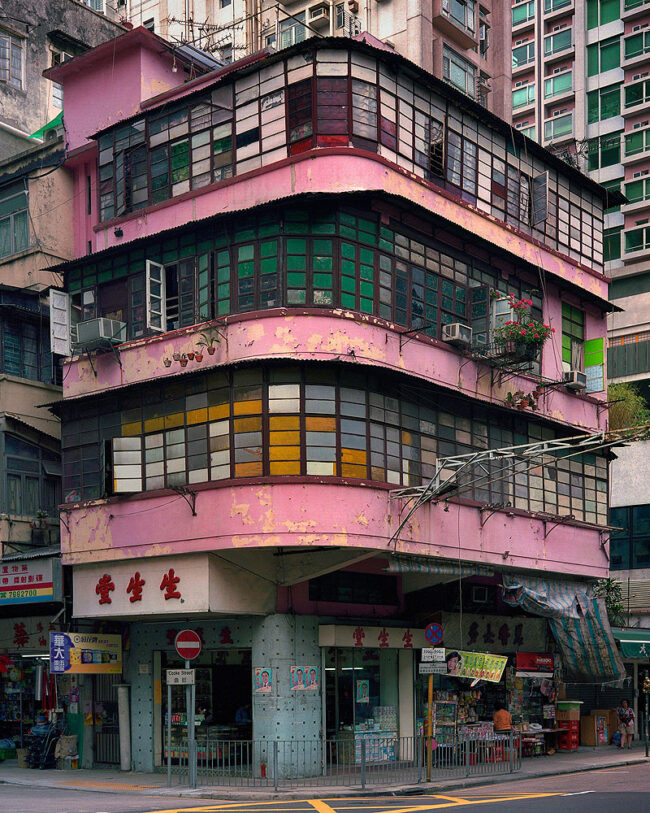 photo basel - foto de un edificio en tokio muy colorido
