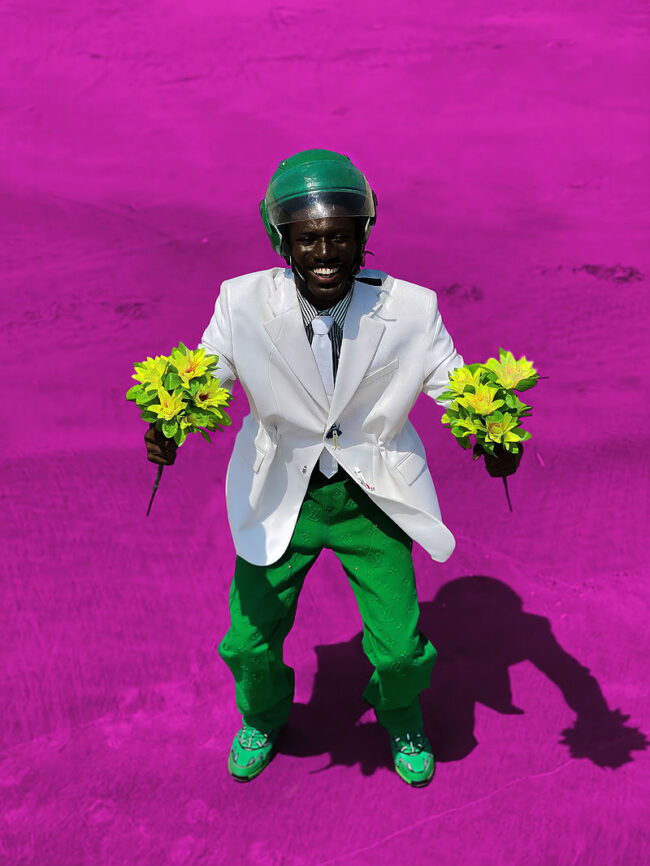 photo basel - foto de chico de raza negra con flores