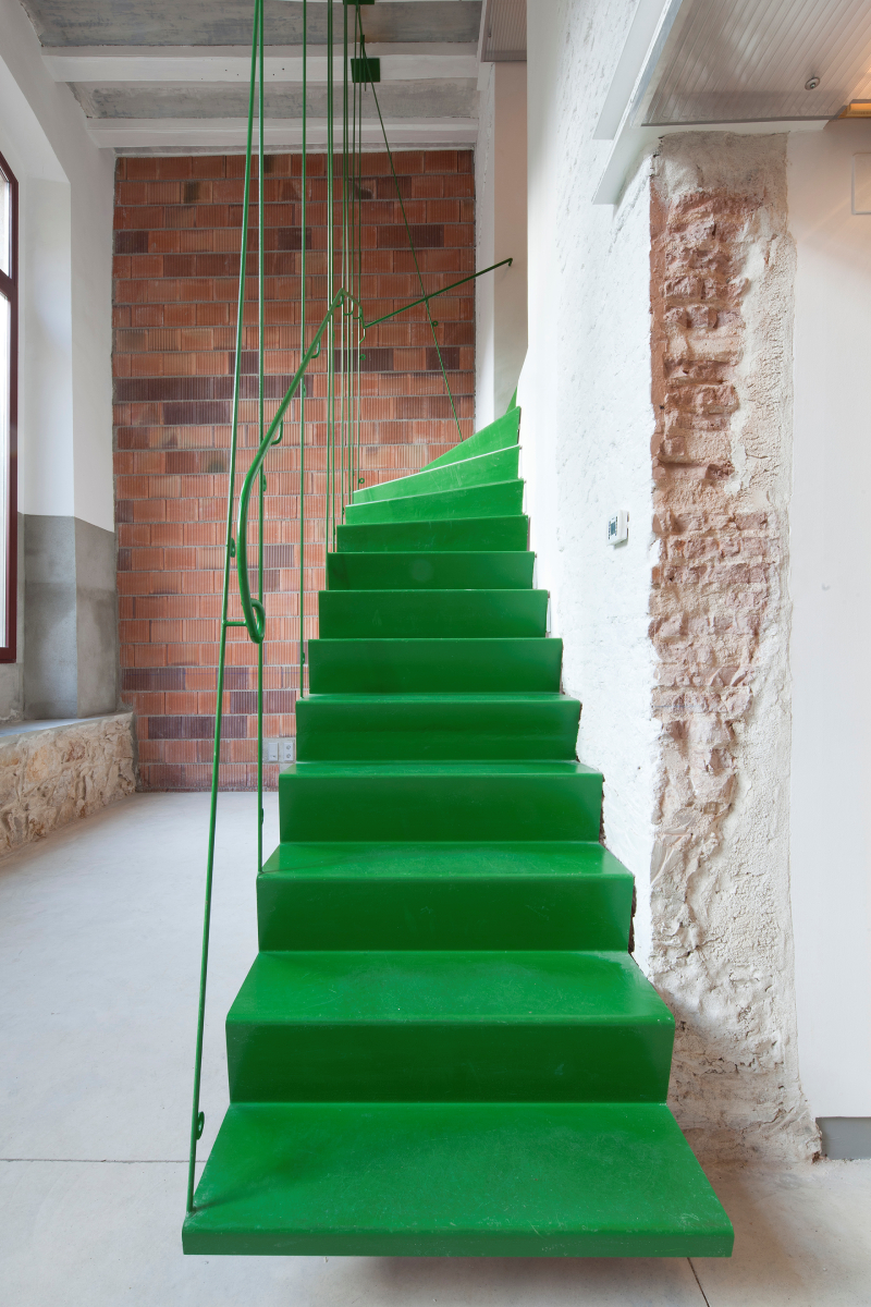Escaleras interiores verdes de La Carbonería