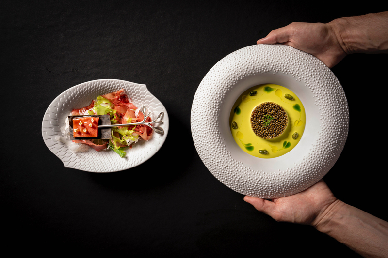 Restaurante Skina: Atún caviar y pistacho. Brocheta de Ventresca y bañada con su propia salsa. Lleva ciruela fermentada debajo de las flores