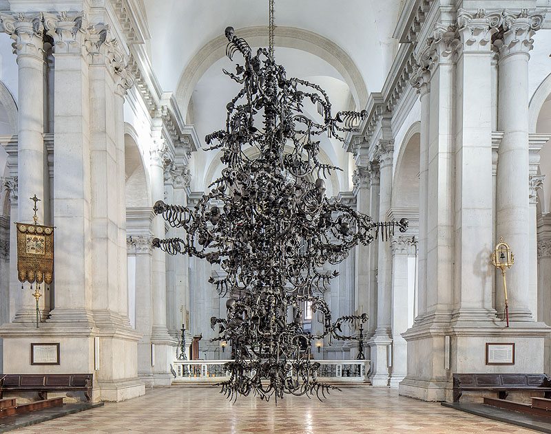 Ai Weiwei - Don Quixote. candelabro negro gigante