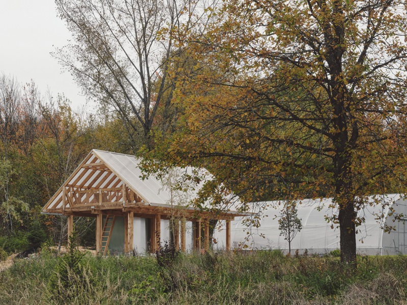 Atelier-L-Abri-Pabellón: estructura de madera en la naturaleza