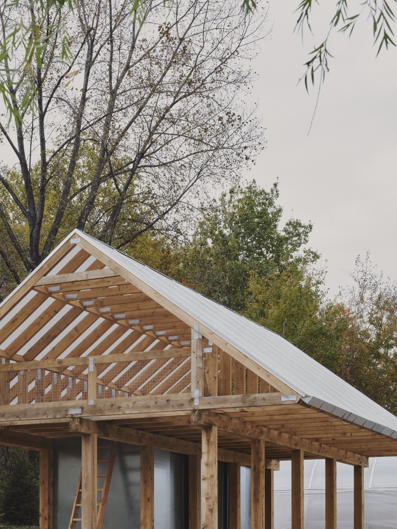 Atelier-L-Abri-Pabellón: estructura de cerchas de madera