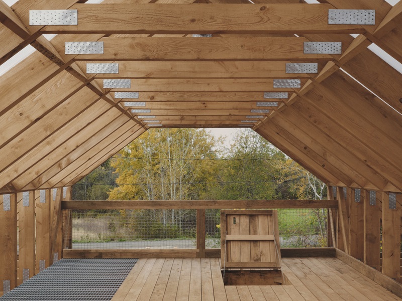 Atelier-L-Abri-Pabellón: terraza abuhardillada con cerchas de madera