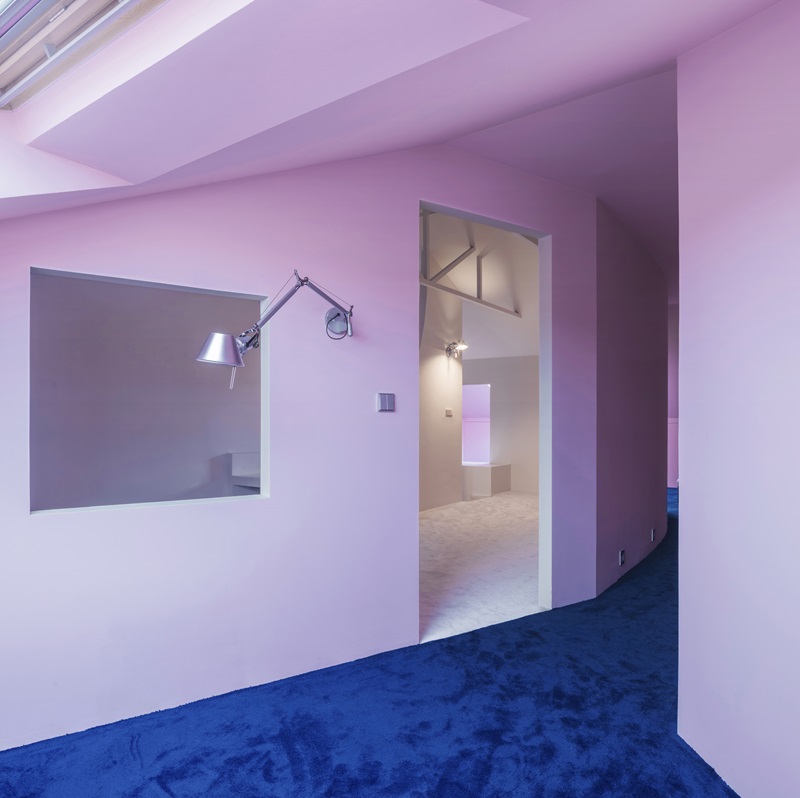 Casa Antillon-Navalcarnero: sala de estar hueco puerta dormitorio rosa