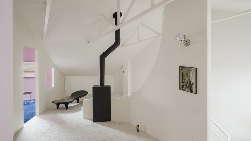Casa Antillon-Navalcarnero: sala de estar blanca con chimenea