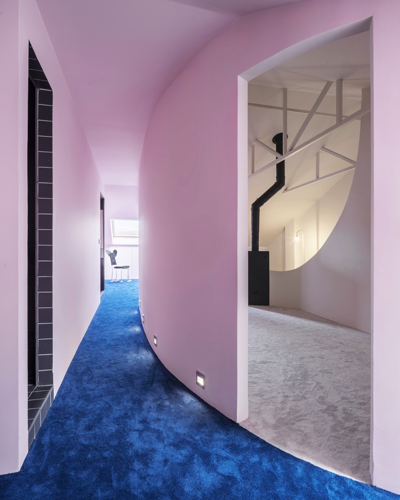 Casa Antillon-Navalcarnero: pasillo de paredes rosas y moqueta azul