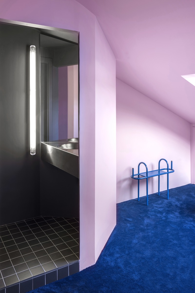 Casa Antillon-Navalcarnero: baño de tonos oscuros junto a paredes rosas y moqueta azul
