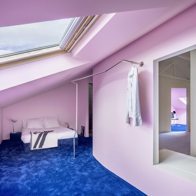 Casa Antillon-Navalcarnero: dormitorio de tonos rosas y moqueta azul
