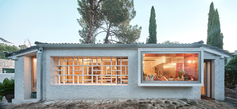 Casa-Montesa-Kresta-Design: vista exterior de la vivienda blanca de una planta con celosía y teja negra