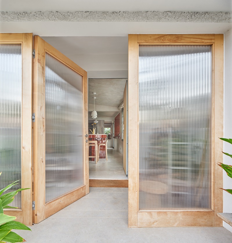 Casa-Montesa-Kresta-Design: entrada de madera en vivienda de campo