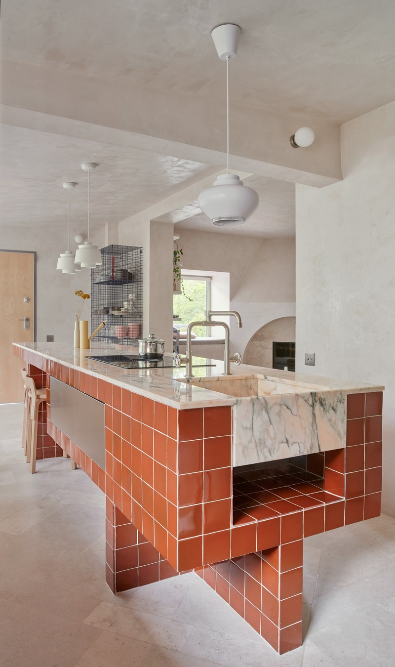 Casa-Montesa-Kresta-Design: isla de cerámica granate y mármol rosa
