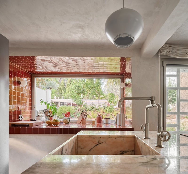 Casa-Montesa-Kresta-Design: isla de cerámica granate y mármol rosa