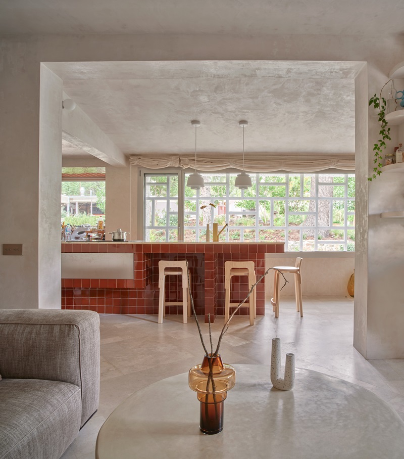 Casa-Montesa-Kresta-Design: celosía e isla de cerámica granate y mármol rosa