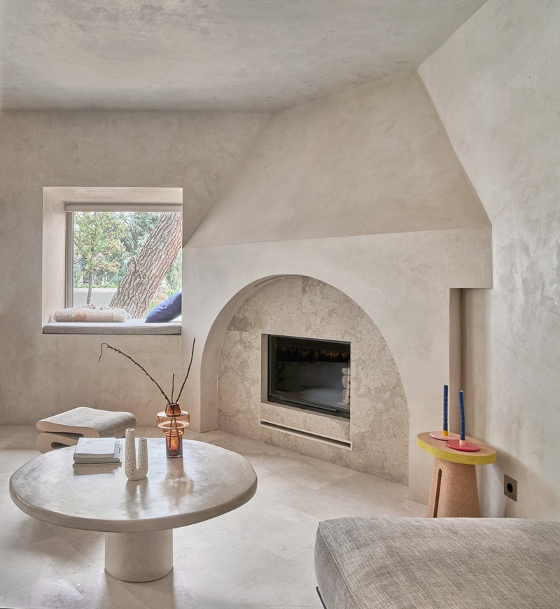 Casa-Montesa-Kresta-Design: salón en tonos neutros con gran chimenea
