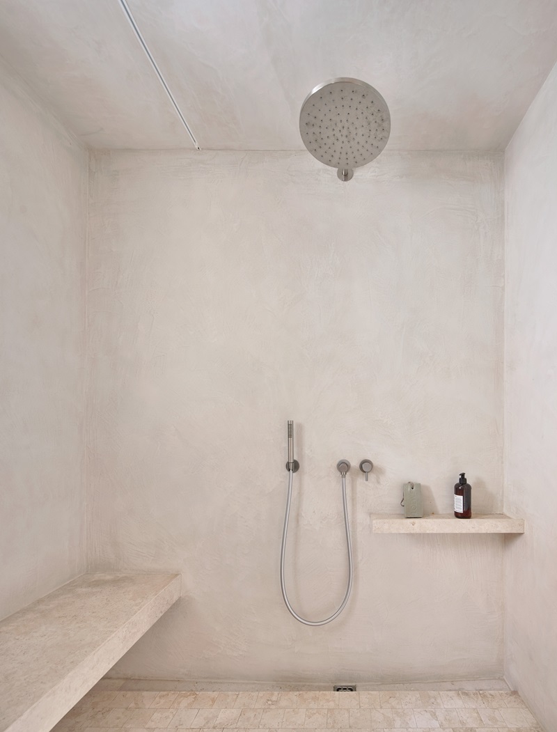 Casa-Montesa-Kresta-Design: baño minimalista en tonos neutros
