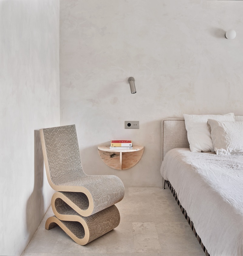 Casa-Montesa-Kresta-Design: domitorio minimalista en tonos neutros con silla Wiggle Side Chair de Frank Gehry