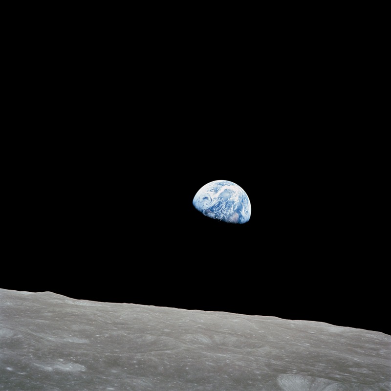 Ciencia-ficción-Andrés Reisinger-Vitra-Design-Museum: apollo 8 foto tierra desde la luna