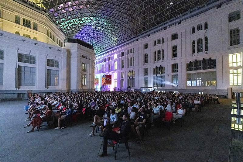 Cine de verano, imagen de publico viendo una pelicula al aire libre