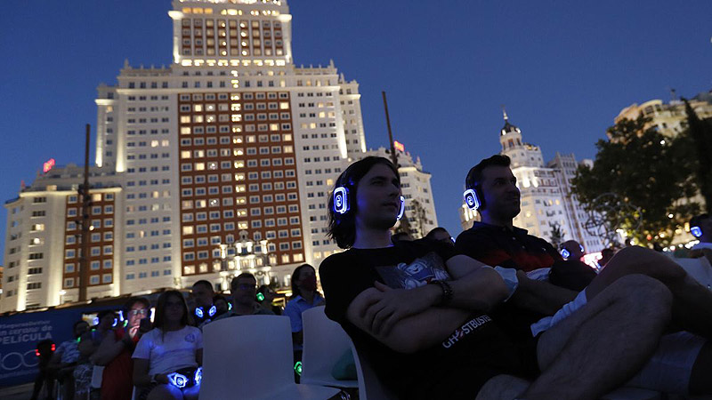 Cine de verano, imagen de publico viendo una pelicula al aire libre