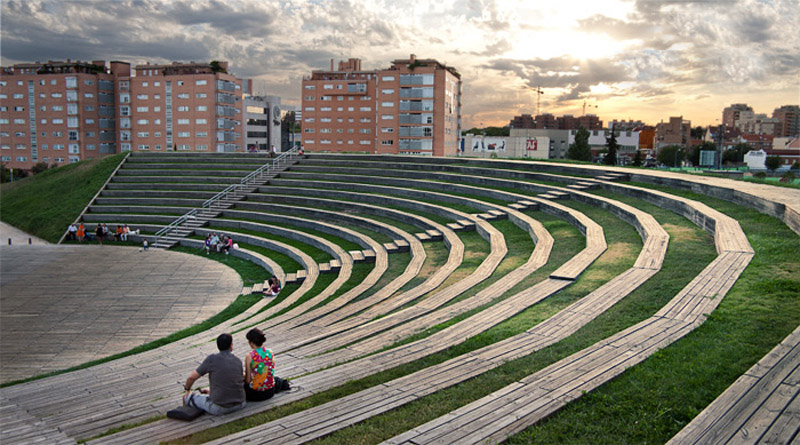 Cine de verano, imagen de publico viendo una pelicula al aire libre