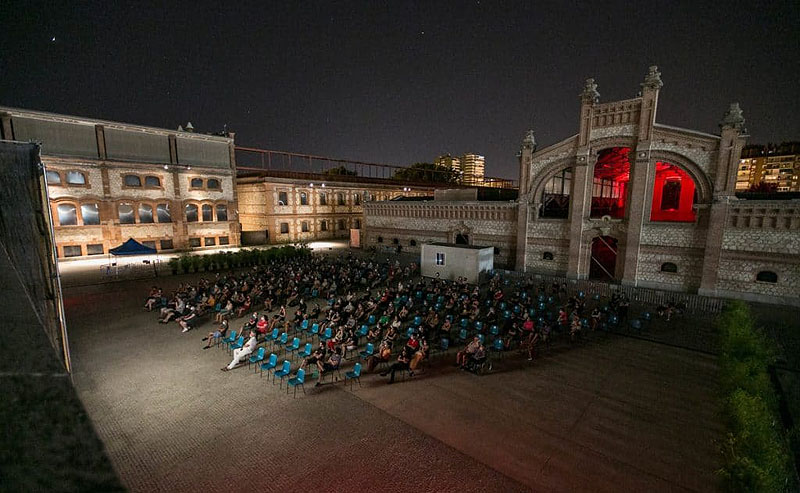 Cine de verano, imagen de publico viendo una pelicula al aire libre