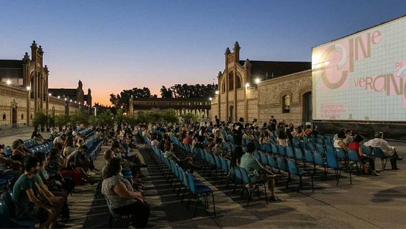 Cine de verano, imagen de publico viendo una pelicula al aire libre