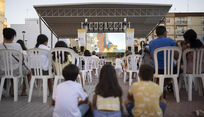 Cine de verano, imagen de publico viendo una pelicula al aire libre